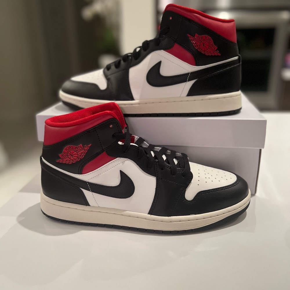 Jordan 1 Mid Gym Red Panda Dunks | NEVER WORN !!!